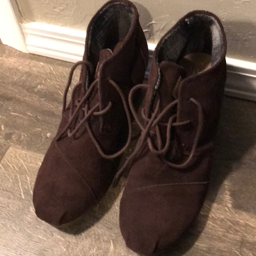 Chocolate Toms wedge booties